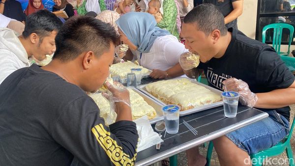 Serunya Lomba Makan Kue Viral Ukuran Jumbo di Sukabumi