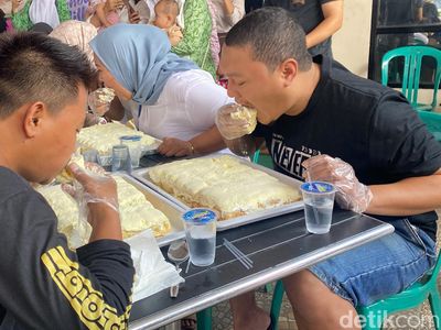 Serunya Lomba Makan Kue Viral Ukuran Jumbo di Sukabumi