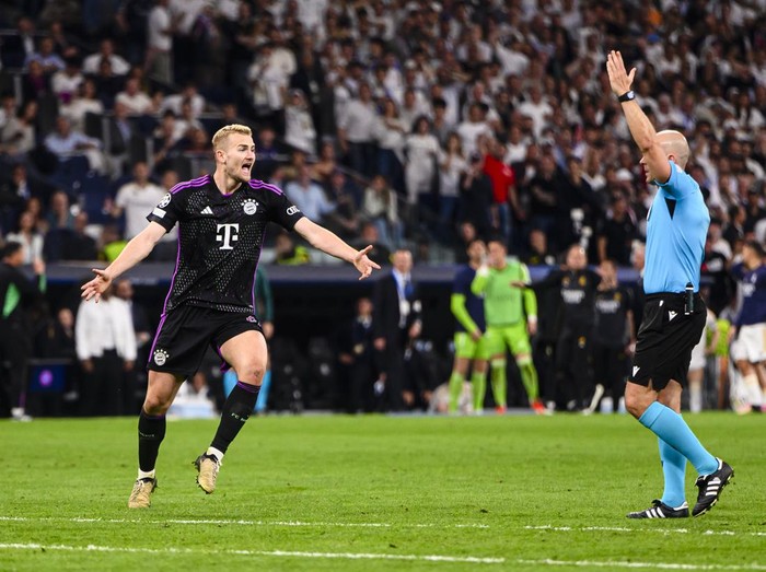 MADRID, SPAIN - MAY 8: Matthijs de Ligt of Bayern München (L) reacts as Referee Szymon Marciniak (R) blows his whistle ending the match during the UEFA Champions League semi-final second leg match between Real Madrid and FC Bayern München at Estadio Santiago Bernabeu on May 8, 2024 in Madrid, Spain. (Photo by Alberto Gardin/Eurasia Sport Images/Getty Images)