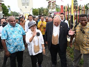 Menlu Retno Kunjungi SD di Papua Nugini yang Direnovasi Pemerintah RI Menlu Retno Kunjungi SD di Papua Nugini yang Direnovasi Pemerintah RI