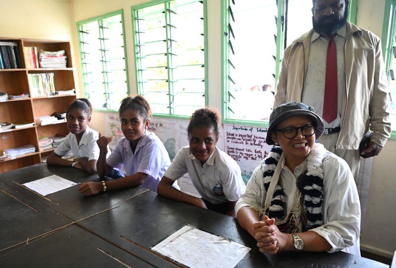 Menlu RI Retno Marsudi mengunjungi SD di Wutung, Papua Nugini. (Dok Kemlu RI)
