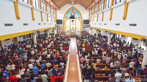 Potret Ribuan Jemaat Khidmat Ikuti Misa di Gereja Kristus Raja Surabaya