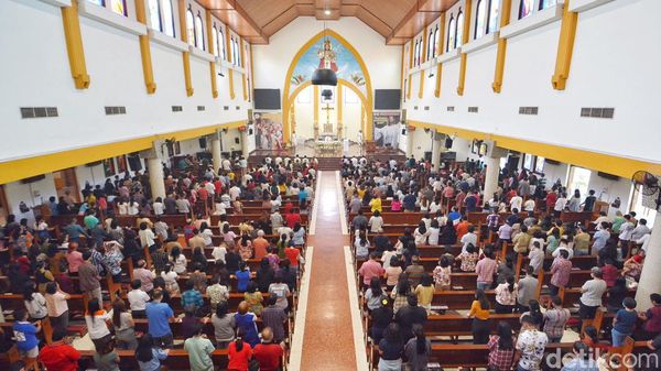 Potret Ribuan Jemaat Khidmat Ikuti Misa di Gereja Kristus Raja Surabaya