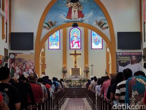 Ribuan Jemaat Khidmat Ikuti Misa di Gereja Kristus Raja Surabaya