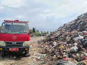 Kebakaran di TPA Suwung Berhasil Dipadamkan, Mobil Damkar Tetap Siaga Kebakaran di TPA Suwung Berhasil Dipadamkan, Mobil Damkar Tetap Siaga