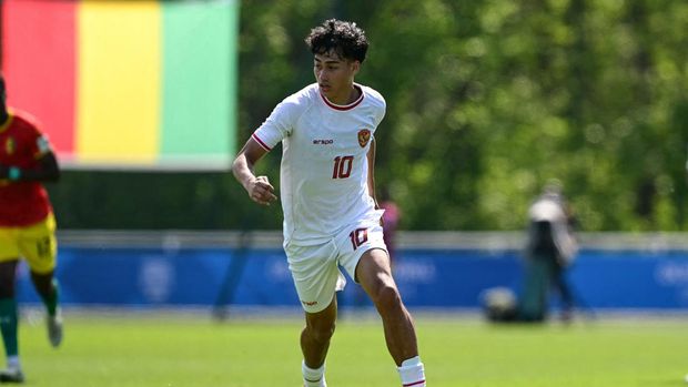 OLY-FBL-U23-CAF-AFC-INA-GUI Indonesia's forward #10 Rafael Struick looks to pass the ball during the pre-Olympic play-off match between Indonesia and Guinea, for final spot in the mens Olympic football tournament at Paris 2024, in Clairefontaine-en-Yvelines, south of Paris, on May 9, 2024. (Photo by MIGUEL MEDINA / AFP)