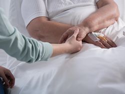 Ternyata Begini Cara Nabi Menjenguk Orang Sakit dan Bacaan Doanya