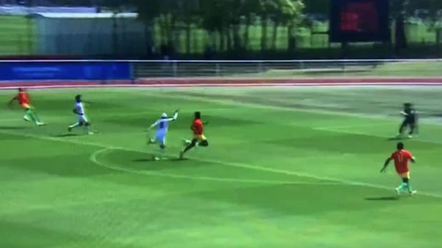 Pelanggaran Witan Sulaeman di Indonesia vs Guinea.