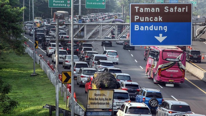Kepadatan kendaraan menuju jalur Puncak, Gadog, Kabupaten Bogor, Jawa Barat, Kamis (9/5/2024). Polres Bogor menjalankan rekayasa kemudian lintas tata cara satu arah, tata cara musuh arus di pintu keluar Tol Ciawi serta tata cara ganjil genap akhir kepadatan di jalur menuju Puncak, Bogor, alasannya yakni banyaknya warga mempergunakan libur panjang simpulan pekan, cuti bareng  yang bertepatan dengan hari Kenaikan Isa Almasih. ANTARA FOTO/Yulius Satria Wijaya.