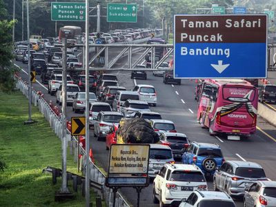 Penampakan Padatnya Jalur Puncak Bogor Saat Libur Panjang