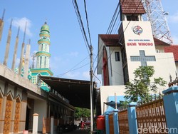 Melihat Perayaan Kenaikan Yesus Kristus di Gereja yang Berhadapan Masjid Pati