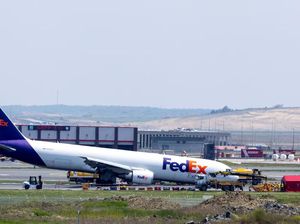 Pesawat Kargo Boeing Selamat Mendarat Meski Tanpa Roda Depan! Pesawat Kargo Boeing Selamat Mendarat Meski Tanpa Roda Depan!
