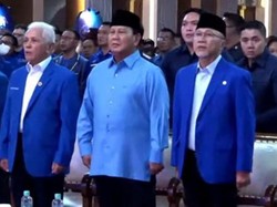 Pakai Kemeja Biru, Prabowo Hadiri Rakornas PAN