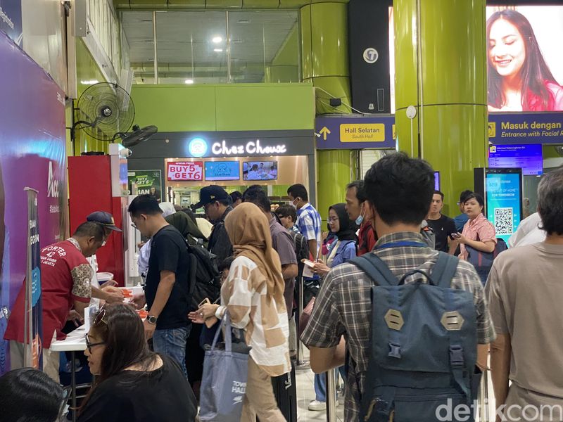 Rasyid bersama istri dan anaknya di Stasiun Gambir untuk berwisata ke Jogja. (Devi Puspitasari/detikcom)