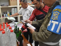 Ngeyel! Toko Kelontong di Kertajaya Tetap Jual Minol padahal Sering Dirazia