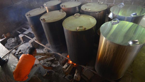 Sibuknya Depot Air Masak di Daerah KLB Diare