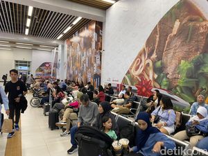 Long Weekend, Stasiun Kereta Cepat Whoosh Halim Dipadati Penumpang