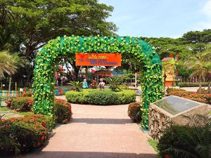 Theme Park Pantai Cermin: Lokasi, Jam Buka, HTM, dan Fasilitas Theme Park Pantai Cermin: Lokasi, Jam Buka, HTM, dan Fasilitas