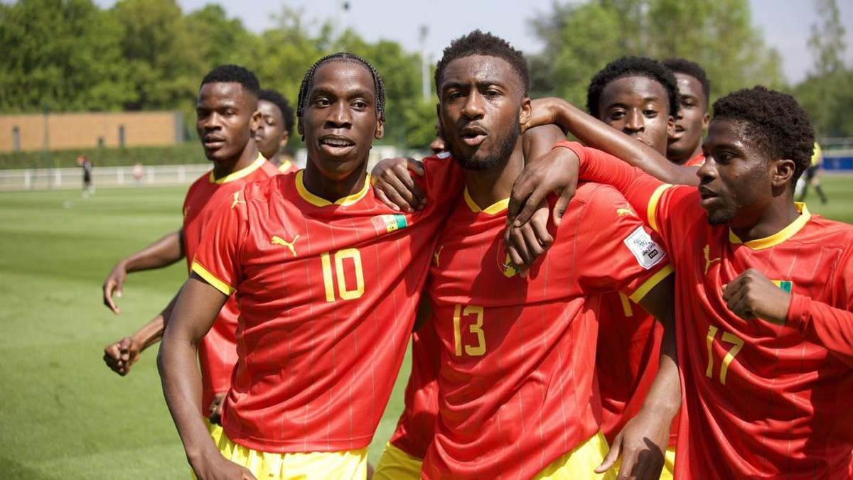 Ilaix Moriba (nomor 10) menjadi penentu kemenangan Guinea atas Indonesia. Foto: @Monsieur_SIS