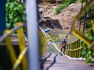 Tolong! Jembatan Rusak Diterjang Banjir di Pesisir Selatan