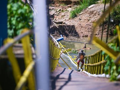 Tolong! Jembatan Rusak Diterjang Banjir di Pesisir Selatan