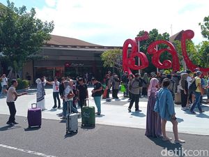 DPRD Usul Pungutan Turis Asing Naik Lima Kali Lipat DPRD Usul Pungutan Turis Asing Naik Lima Kali Lipat