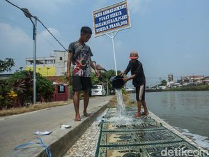 Aktivitas Warga Karawang Mencuci Baju hingga Sajadah Masjid di Sungai
