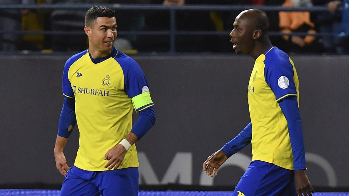 Cristiano Ronaldo dan Anderson Talisca semasa main bareng di Al Nassr. (Foto: AP/STR)