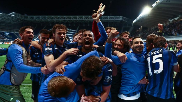 BERGAMO, ITALY - MAY 09: Atalanta BC players celebrate after mate El Bilal Toure (not in frame) scored to give the side a 3-0 lead during the UEFA Europa League 2023/24 Semi-Final second leg match between Atalanta BC and Olympique de Marseille at Stadio di Bergamo on May 09, 2024 in Bergamo, Italy. (Photo by Jonathan Moscrop/Getty Images)