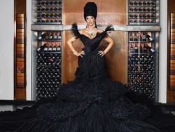 Gaya Cardi B Hadiri Paris Fashion Week 3 Minggu Setelah Lahiran