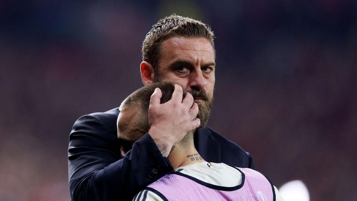 LEVERKUSEN, GERMANY - MAY 09: Daniele De Rossi, Head Coach of AS Roma, consoles Angelino of AS Roma at full-time following the teams defeat in the UEFA Europa League 2023/24 Semi-Final second leg match between Bayer 04 Leverkusen and AS Roma at BayArena on May 09, 2024 in Leverkusen, Germany. (Photo by Dean Mouhtaropoulos/Getty Images)