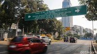 Nggak Cuma Mobil Listrik, Mobil Pakai Stiker Ini Bebas Ganjil Genap di Jakarta