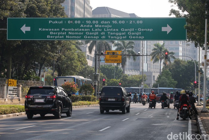 Ganjil Genap Ditiadakan Saat Cuti Bersama, Begini Suasana Jalan di Jakarta Sejumlah kendaraan bermotor melintas di kawasan Jalan MH Thamrin, Jakarta, Jumat (10/5/2024).