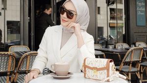 Gaya Modis Melody Prima Saat Ngopi dan Makan Pizza
