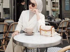 Gaya Modis Melody Prima Saat Ngopi dan Makan Pizza