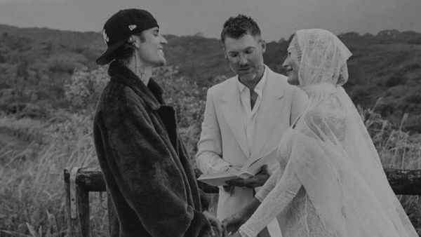 Potret Hailey Bieber Pakai Baju Pengantin, Pamer Perut Hamil