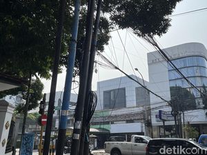 Hati-hati! Ada Kabel Menggelayut di Jalan Dalem Kaum Bandung Hati-hati! Ada Kabel Menggelayut di Jalan Dalem Kaum Bandung
