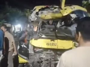 Kronologi Laka Beruntun Libatkan 3 Mobil Tewaskan 2 Orang di Jember Kronologi Laka Beruntun Libatkan 3 Mobil Tewaskan 2 Orang di Jember