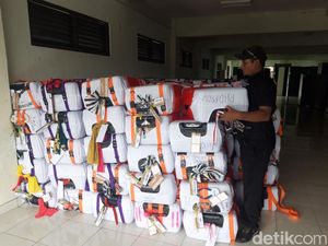 Kiriman Koper Milik Calon Haji Mulai Berdatangan di Asrama Donohudan Solo Kiriman Koper Milik Calon Haji Mulai Berdatangan di Asrama Donohudan Solo