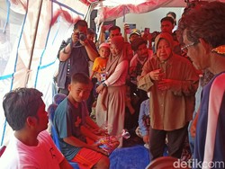 Mensos Risma Kunjungi Korban Banjir Bandang dan Longsor di Luwu