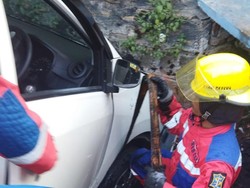 Ayla Masuk Parit Usai Sopir Hindari Palang di Tengah Jalan Jetis Surabaya