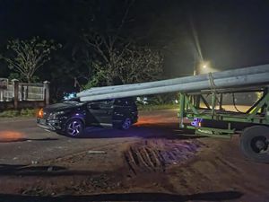 Mobil Rombongan Kafilah MTQ Banyuasin Tabrak Tiang Beton yang Diangkut Truk