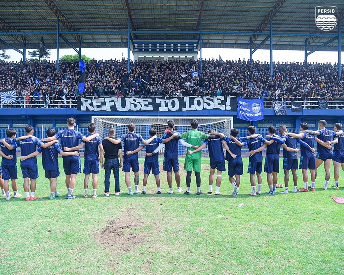 Para pemain Persib mendapat dukungan bobotoh di Stadion Persib, Kota Bandung, Jumat (10/5/2024).
