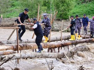 Pj Gubernur Sulsel Lewati Titian Bambu Temui Korban Longsor di Latimojong Pj Gubernur Sulsel Lewati Titian Bambu Temui Korban Longsor di Latimojong
