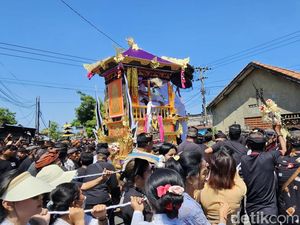 Ratusan Warga Kawal Prosesi Ngaben Mahasiswa STIP yang Tewas Dianiaya Senior Ratusan Warga Kawal Prosesi Ngaben Mahasiswa STIP yang Tewas Dianiaya Senior