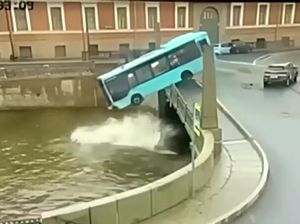 Bus di Rusia Jatuh ke Sungai, 3 Penumpang Tewas Bus di Rusia Jatuh ke Sungai, 3 Penumpang Tewas