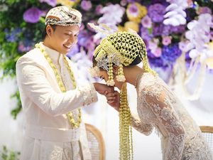 5 Foto Pernikahan Rizky Febian dan Mahalini Berbusana Pengantin Sunda