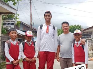 Viral Bocah SD di Jambi Setinggi 2 Meter, Sering Gonta-ganti Seragam Viral Bocah SD di Jambi Setinggi 2 Meter, Sering Gonta-ganti Seragam