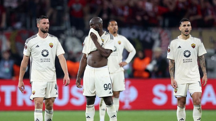 Soccer Football - Europa League - Semi Final - Second Leg - Bayer Leverkusen v AS Roma - BayArena, Leverkusen, Germany - May 9, 2024 AS Romas Bryan Cristante and Romelu Lukaku look dejected after the match REUTERS/Thilo Schmuelgen