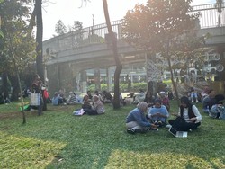 Healing ala Ibu-ibu di Taman Literasi Blok M: Hiburan-Makanan Semua Dekat